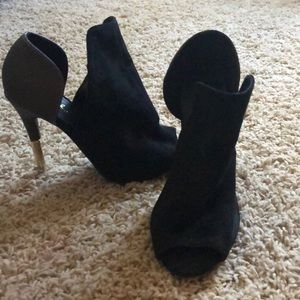 Super cute black and grey heels!